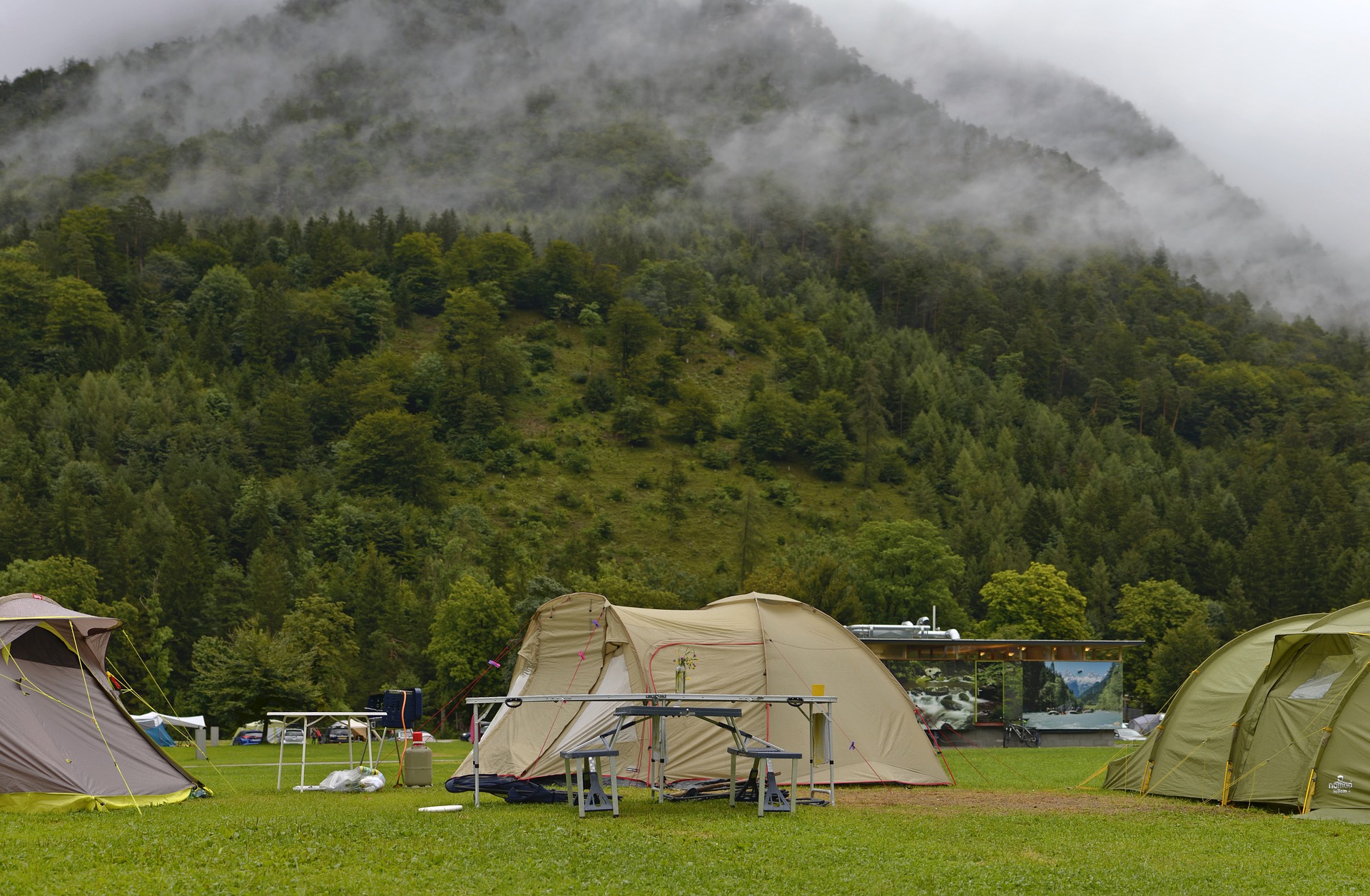 Rozłożony duży camping przy lesie