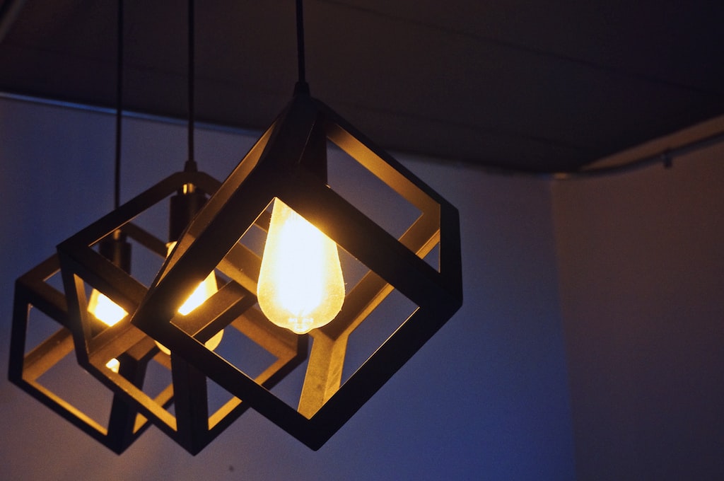 Lampa wisząca metalowa zamontowana w domu